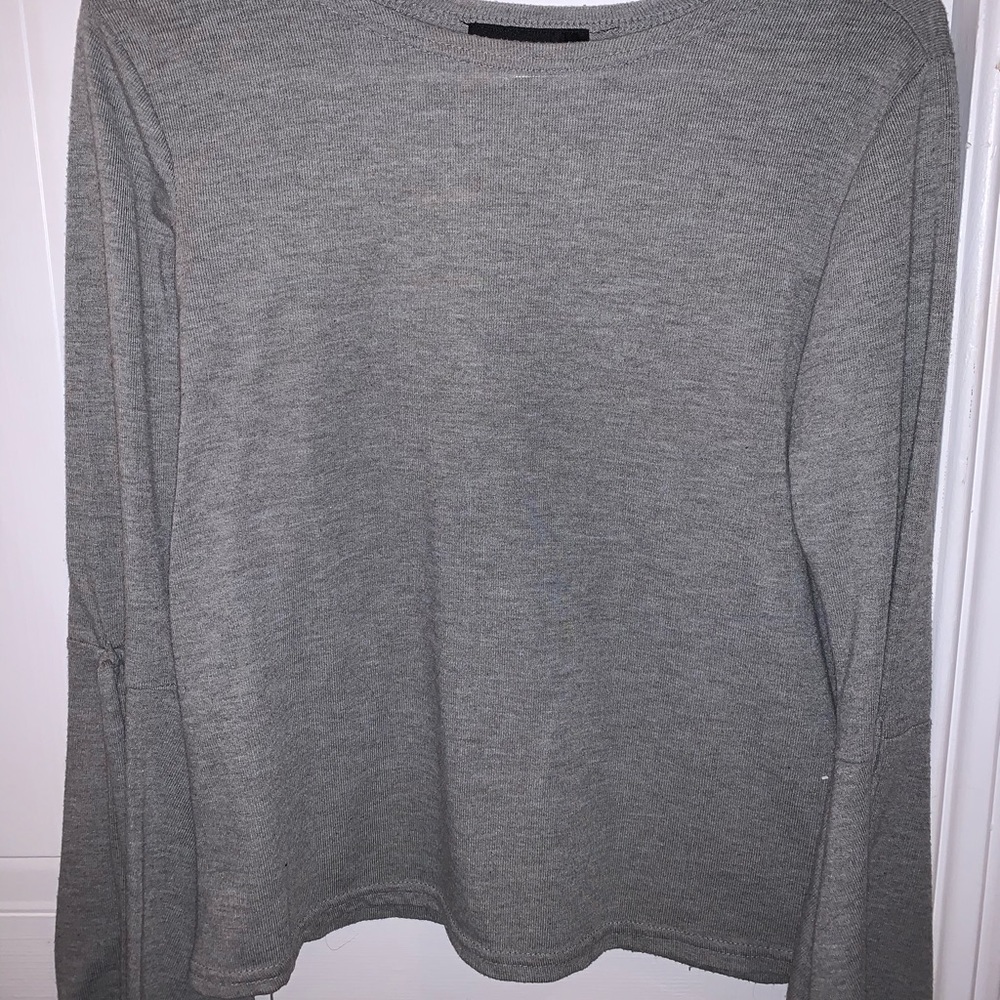 Gray long sleeves shirt